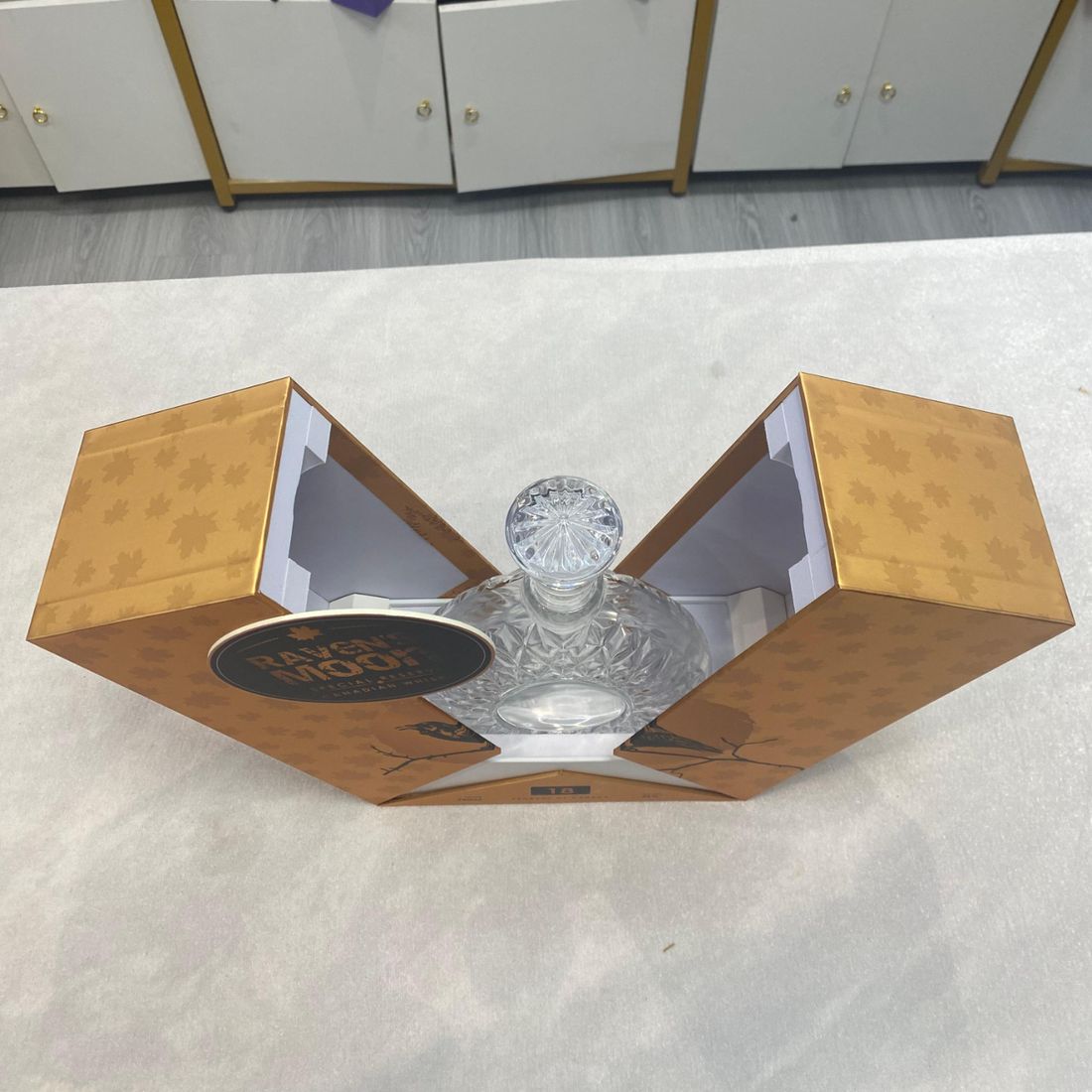 Decanter gift box with die-cut window